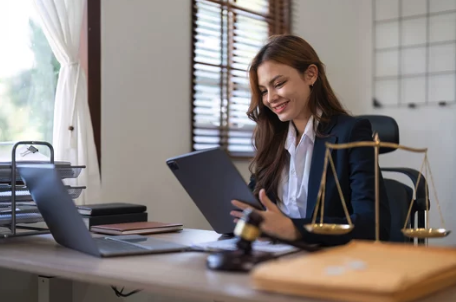 kvinnlig advokat sitter på sitt kontor och läser papper